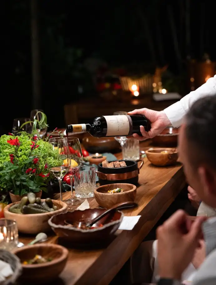Il ristorante con un solo tavolo tra gli orti del Chianti che riscrive le regole dell’alta cucina