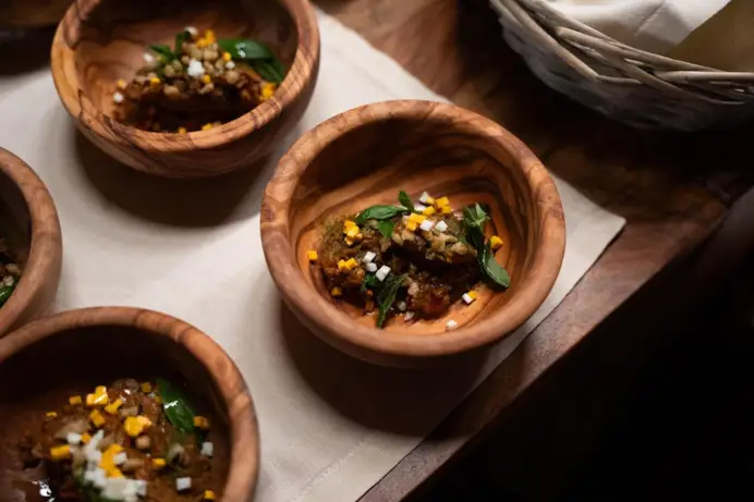 Il ristorante con un solo tavolo tra gli orti del Chianti che riscrive le regole dell’alta cucina