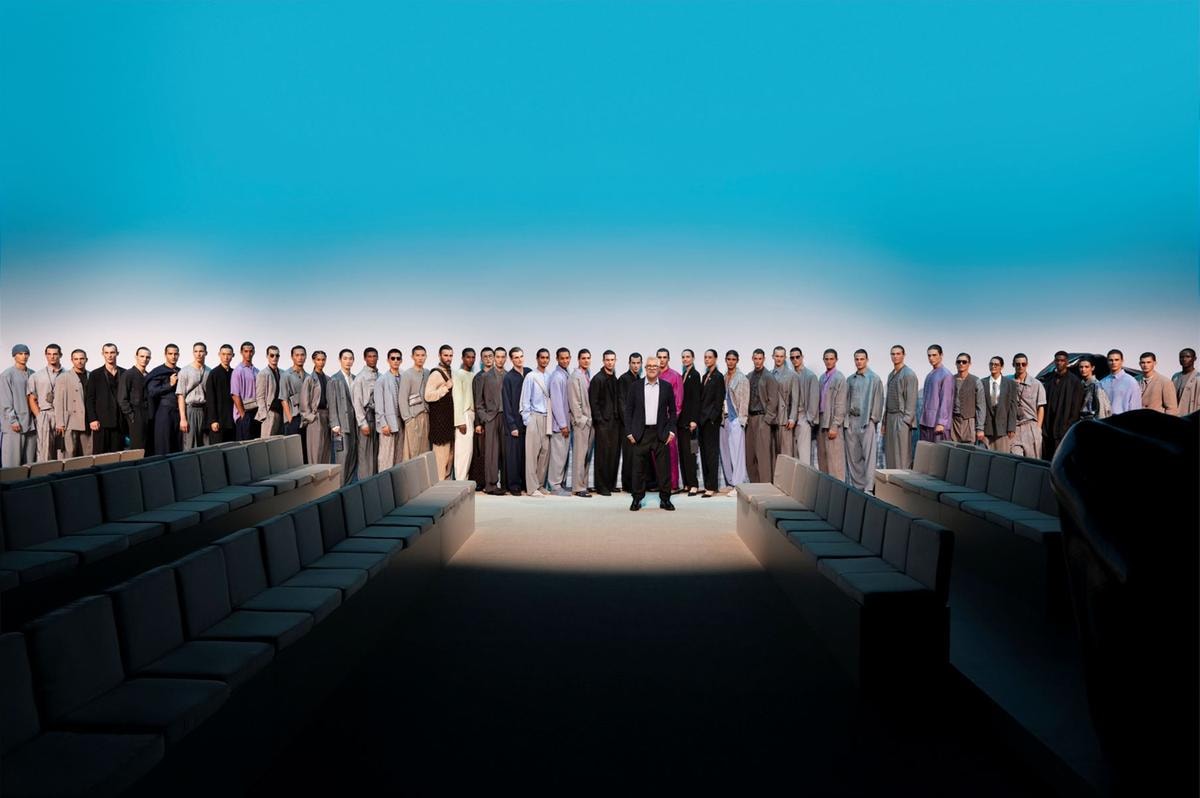 Leo Dell’Orco tra i modelli al termine dello show Giorgio Armani spring-summer 2026 (courtesy Giorgio Armani)
