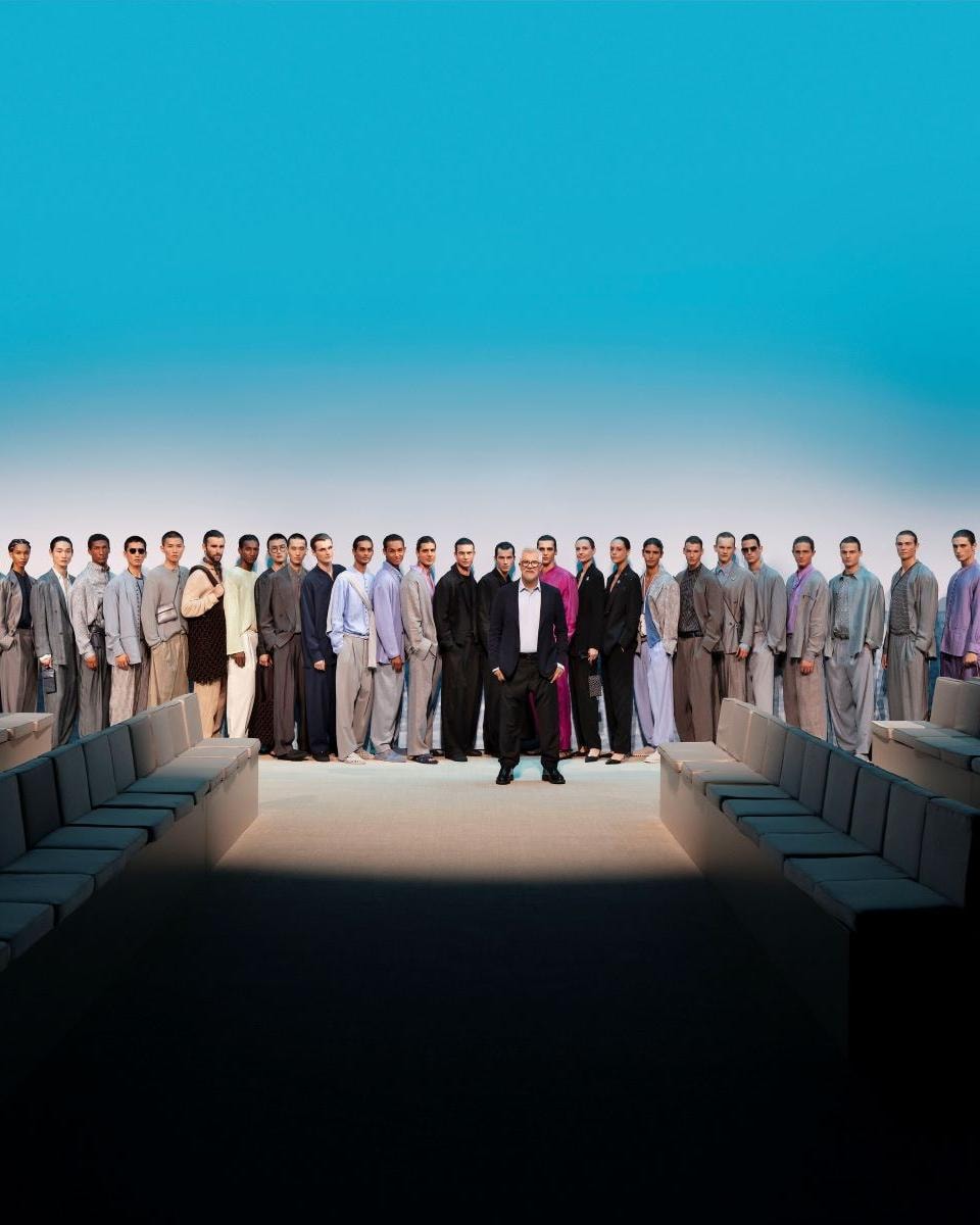 Leo Dell’Orco tra i modelli al termine dello show Giorgio Armani spring-summer 2026 (courtesy Giorgio Armani)