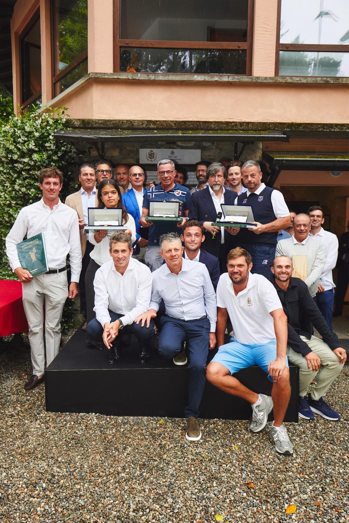 Il presidente Claudio Marenzi con tutti i professionisti che hanno partecipato al centenario del primo Open d'Italia, il 21 Giugno 2025, al Golf Alpino di Stresa
