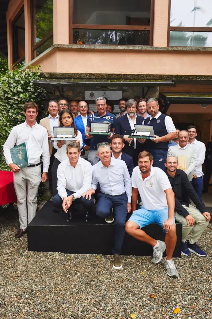 Il presidente Claudio Marenzi con tutti i professionisti che hanno partecipato al centenario del primo Open d'Italia, il 21 Giugno 2025, al Golf Alpino di Stresa
