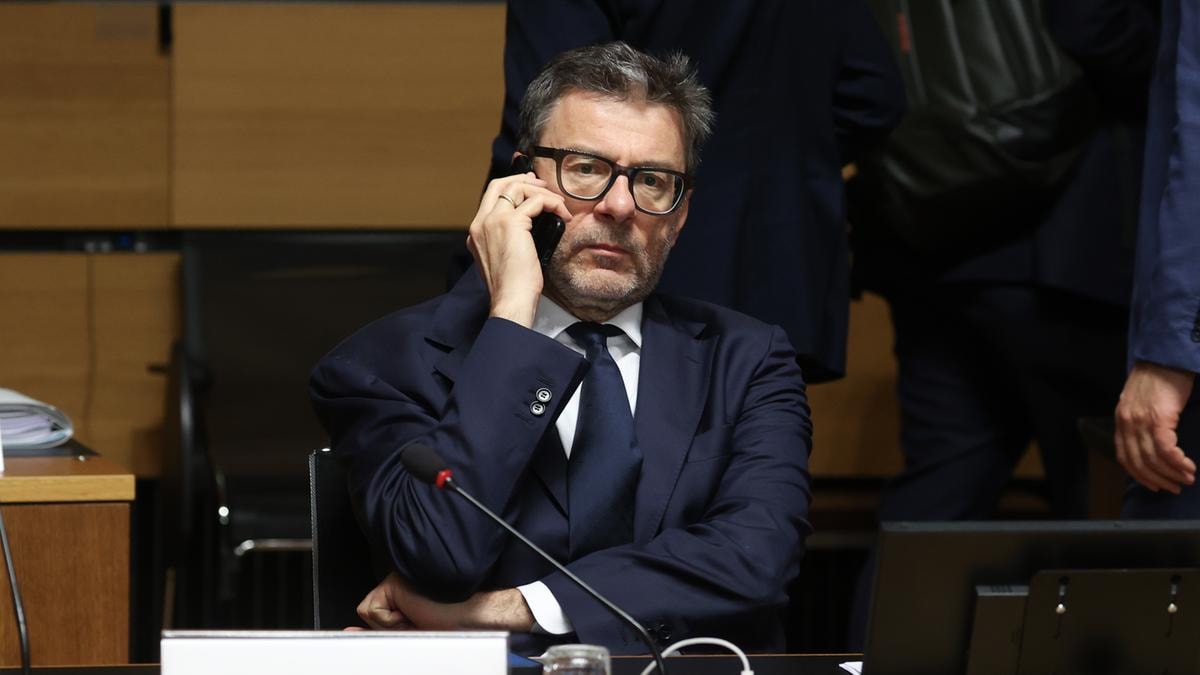 Giorgetti difende la cessione Mps: assoluta correttezza nella vendita del 15%. Freni: nessuna regia del Mef