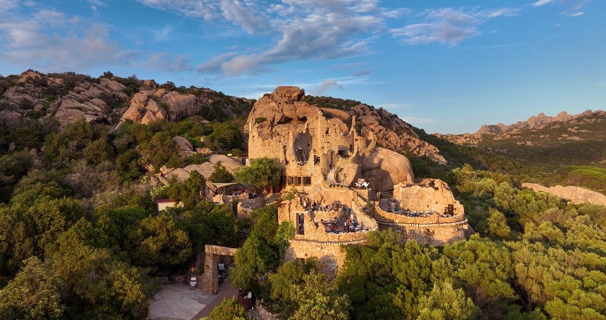 Tramonti, groove e graniti millenari: Ritual è il club più affascinante della Sardegna