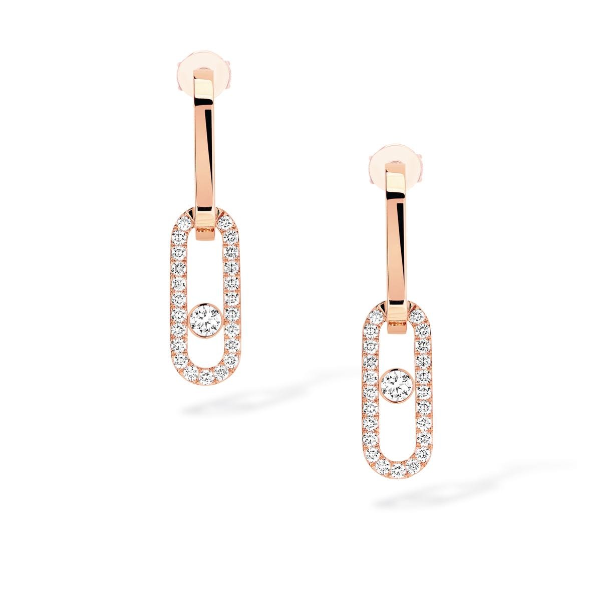 Orecchini in oro rosa con pavé di diamanti, di Messika, 6.650 euro.