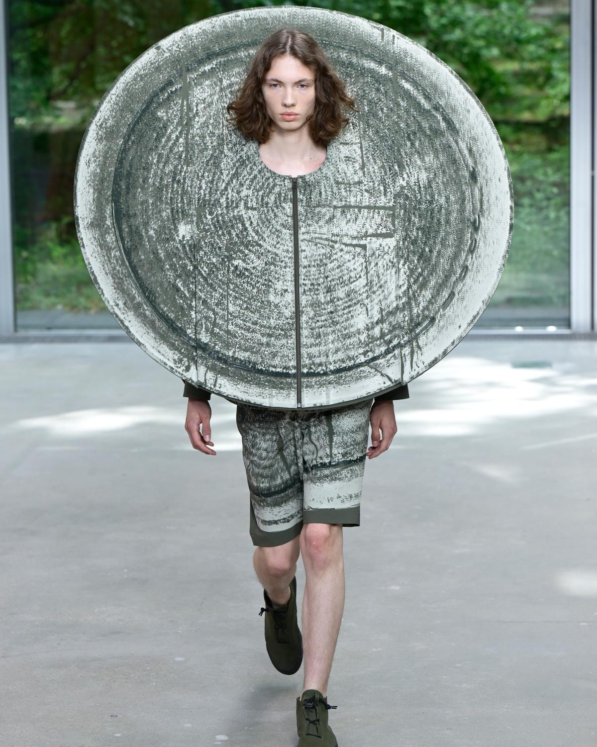 Un look Issey Miyake Im men (ph Francesc Ten/MFF)