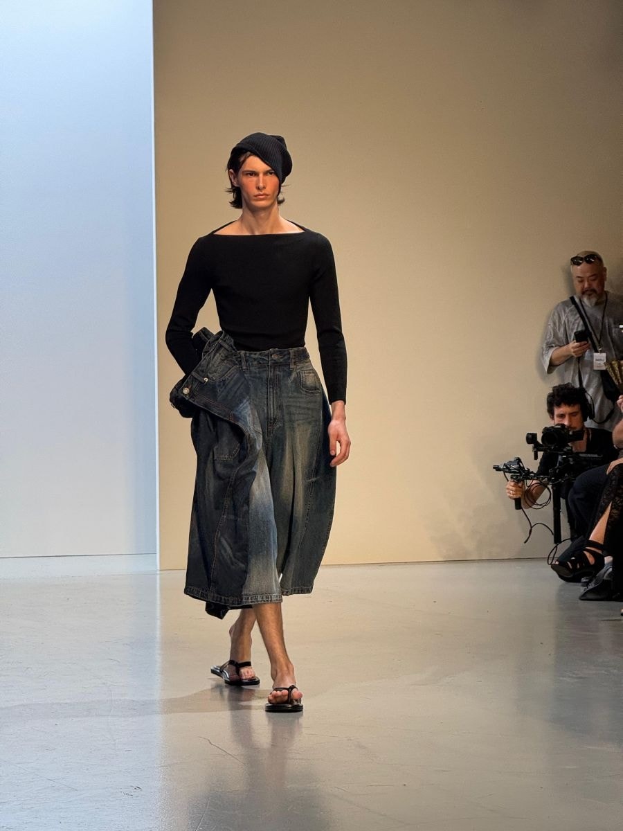 Un look di Juun.J primavera-estate 2026 (ph Donato D'Aprile)