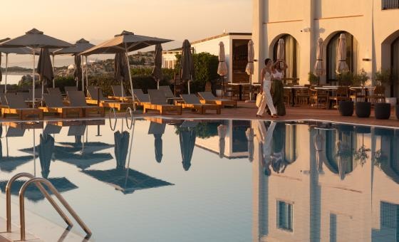 Consumi per l’estate, Scalapay: budget tra 1.500 e 2.500 per viaggi, abbigliamento e cura di sé