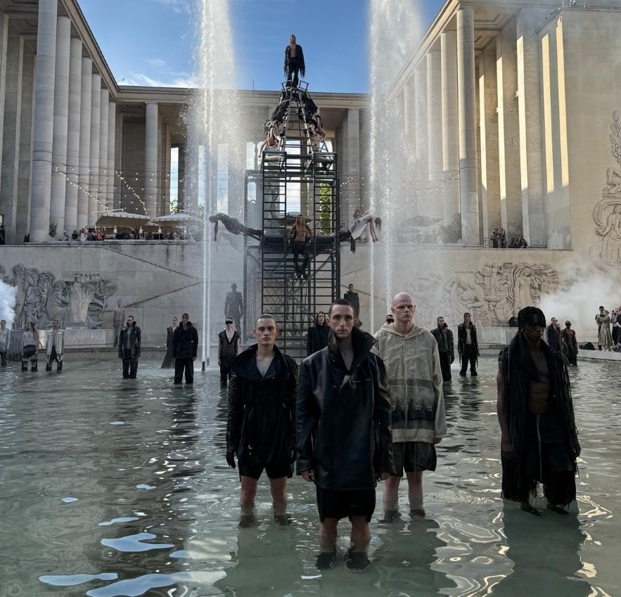 Un momento dello show di Rick Owens s-s 2026 (ph Tommaso Palazzi)