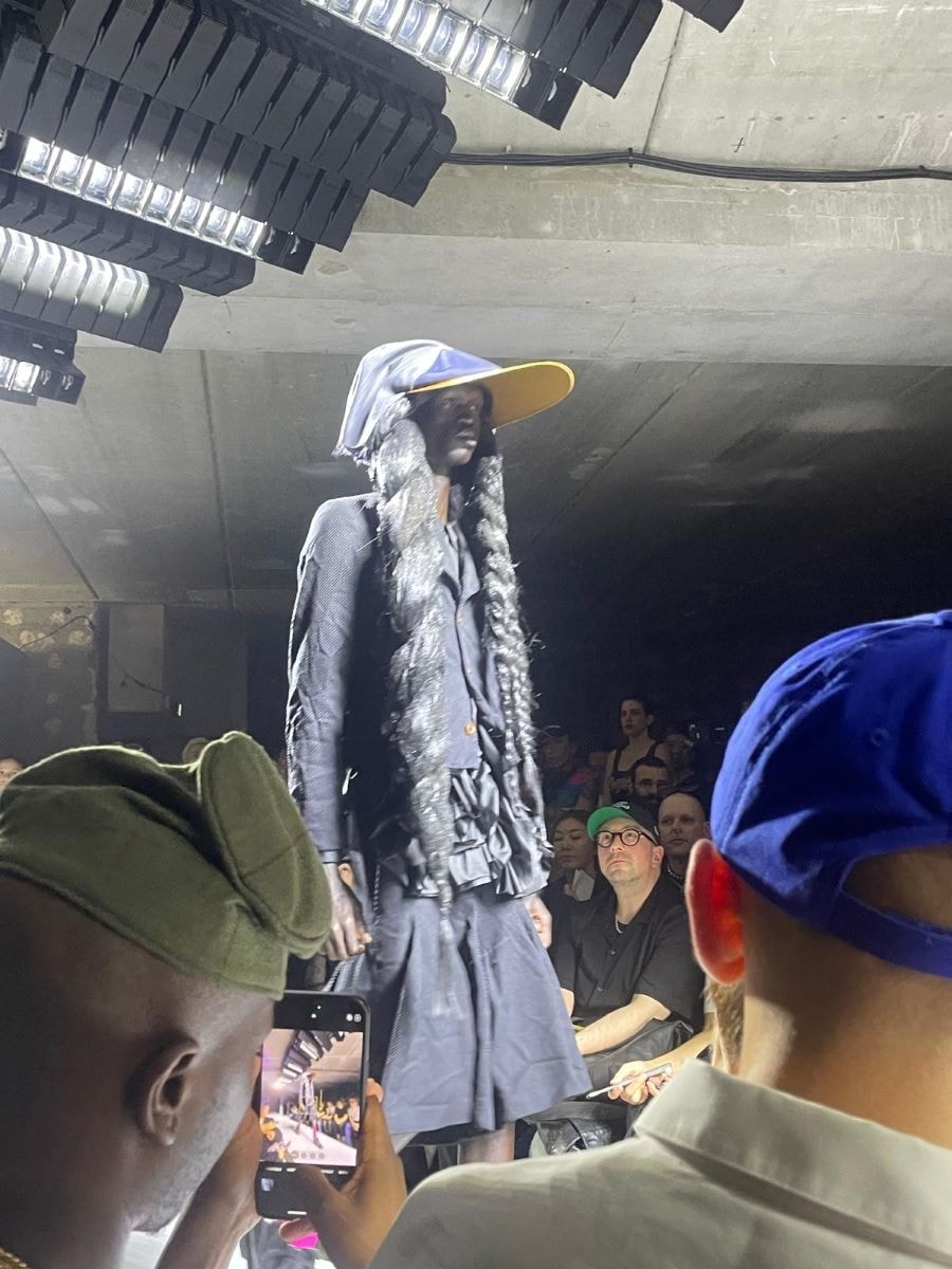 Un look spring-summer 2026 di Comme des garçons (ph Silvia Manzoni)