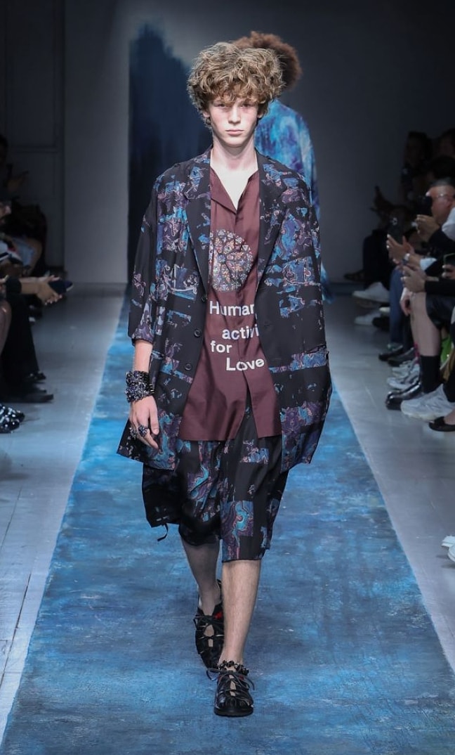Un look spring-summer 2026 di Yohji Yamamoto (ph Monica Feudi, courtesy Yohji Yamamoto)
