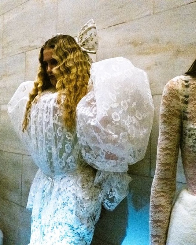 Marc Jacobs, show a sorpresa a New York con 19 look in stile vittoriano 