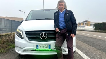 L'inventore Angioino Marangoni con il primo taxi a montare il dispositivo Elvia98
