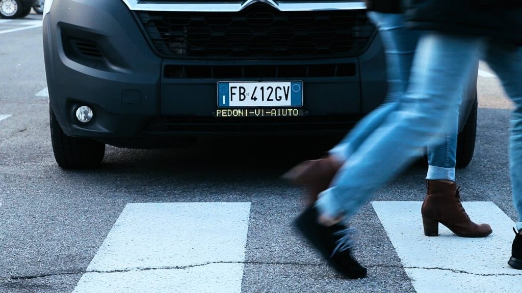La «targa» parlante che avvisa i pedoni dei pericoli