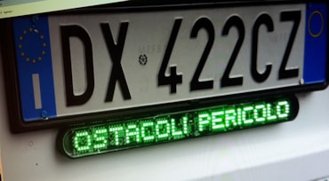 L'inventore Angioino Marangoni con il primo taxi a montare il dispositivo Elvia98La «targa» parlante che avvisa i pedoni dei pericoli