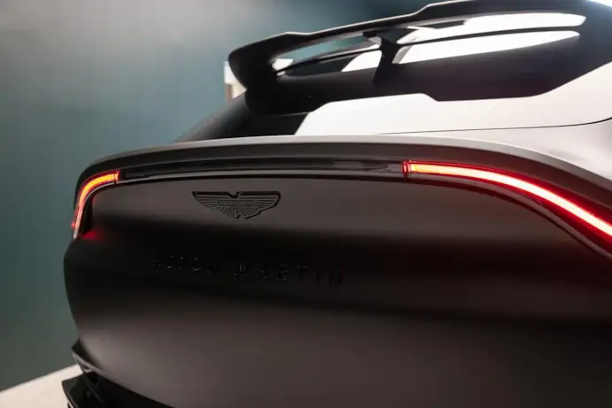 Debutta in Italia l’Aston Martin Valiant di Fernando Alonso: solo 38 esemplari per la supercar V12