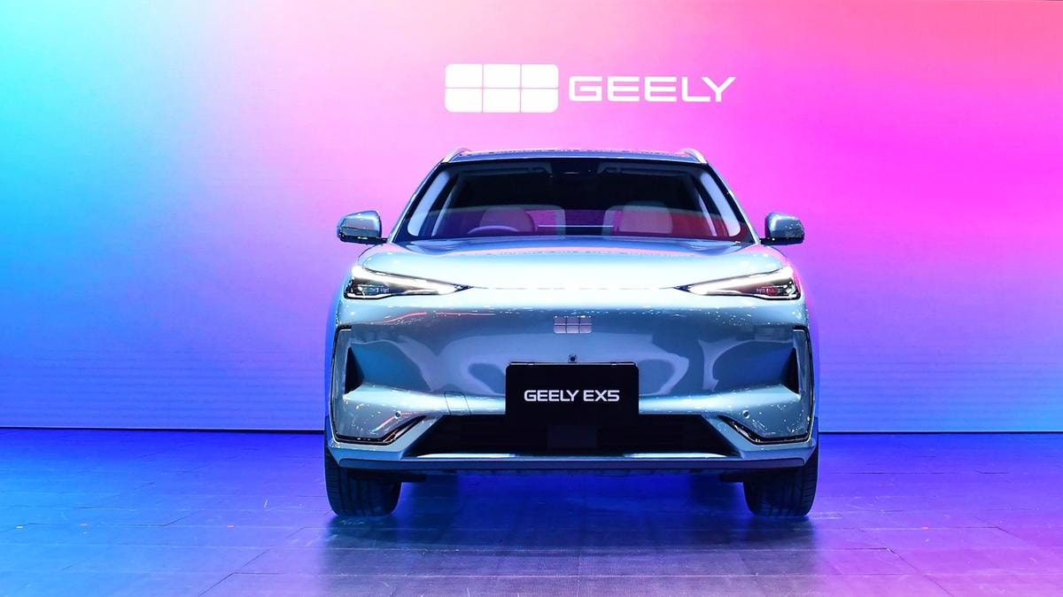 Auto, la cinese Geely sbarca in Italia: in arrivo due Suv elettrificati nel quarto trimestre dell’anno