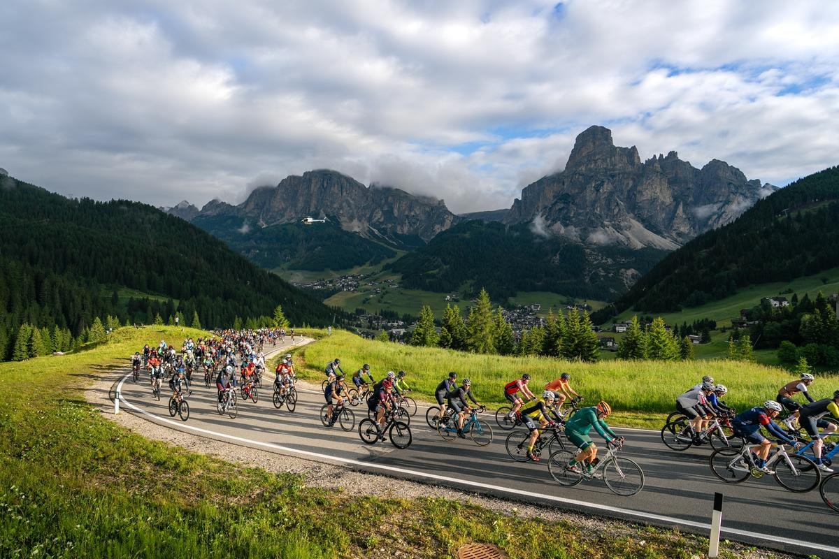 Maratona dles Dolomites 2025 è Lüm. La luce che trasforma la fatica