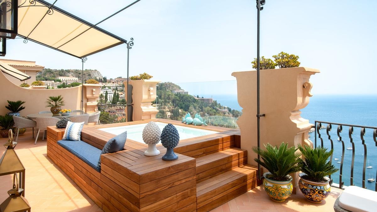Jeff Bezos e Lauren Sánchez in luna di miele al Four Seasons di Taormina, set di The White Lotus 