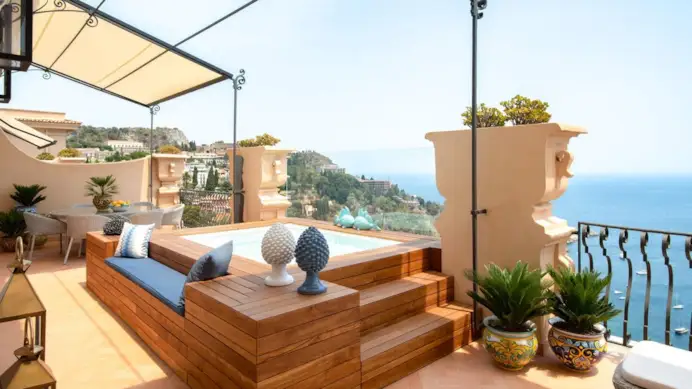 Jeff Bezos e Lauren Sánchez in luna di miele al Four Seasons di Taormina, set di The White Lotus