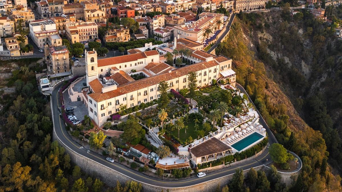 Jeff Bezos e Lauren Sánchez in luna di miele al Four Seasons di Taormina, set di The White Lotus 