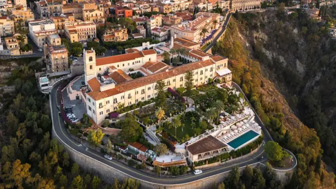 Jeff Bezos e Lauren Sánchez in luna di miele al Four Seasons di Taormina, set di The White Lotus
