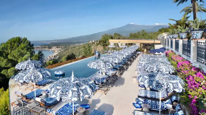 Jeff Bezos e Lauren Sánchez in luna di miele al Four Seasons di Taormina, set di The White Lotus
