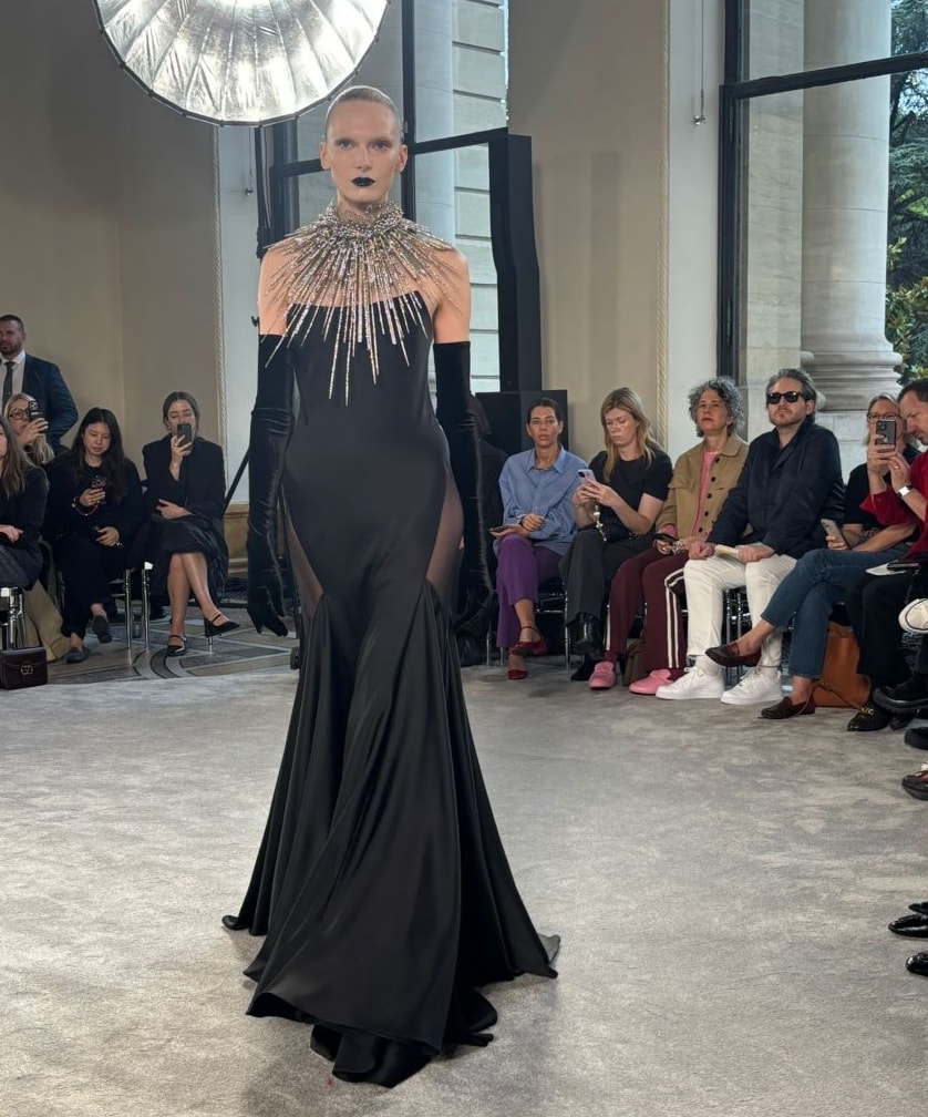 Un look Schiaparelli haute couture fall-winter 2025/26 (ph Chiara Bottoni)