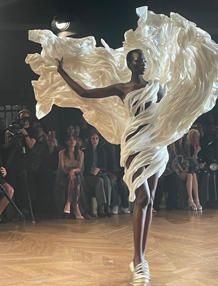 Un look Iris van Herpen haute couture f-w 2025/26 (ph Silvia Manzoni)