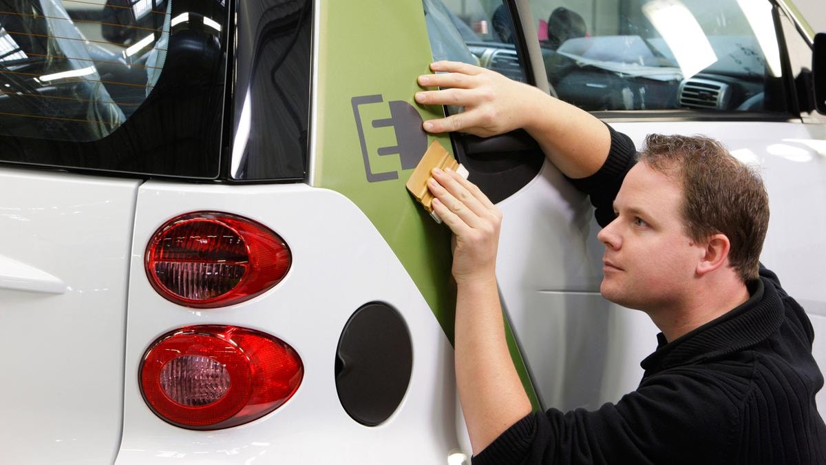 Auto, rinunciare allo stop a diesel e benzina dal 2035 costa all’Ue 1 milione di posti di lavoro e 90 miliardi