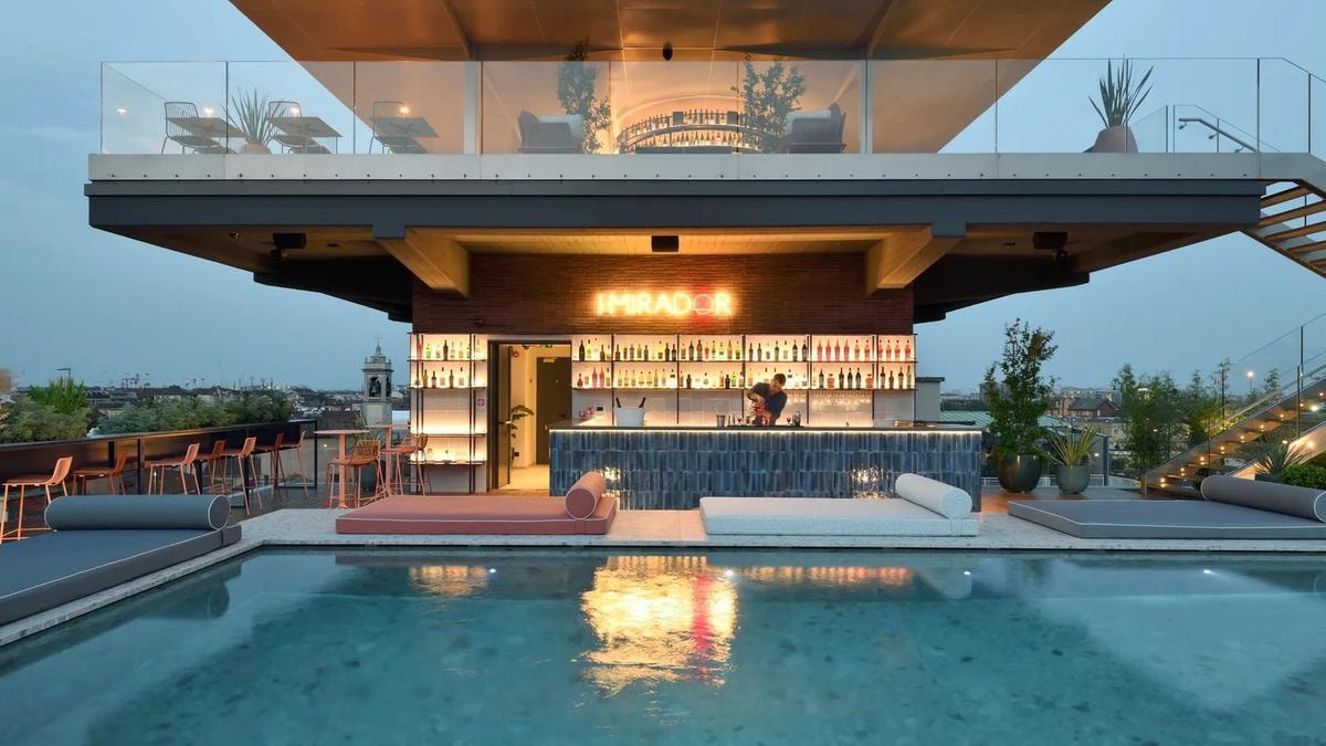 Aperitivo in terrazza a Milano: i 10 rooftop dove la miscelazione vola alto, dall’Americano alla kombucha al Dirty Martini di Torre Prada