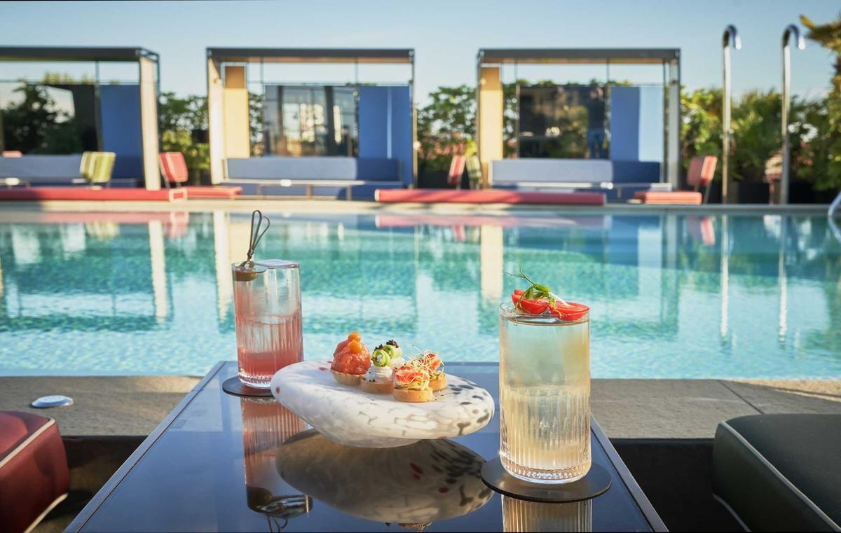 Aperitivo in terrazza a Milano: i 10 rooftop dove la miscelazione vola alto, dall’Americano alla kombucha al Dirty Martini di Torre Prada
