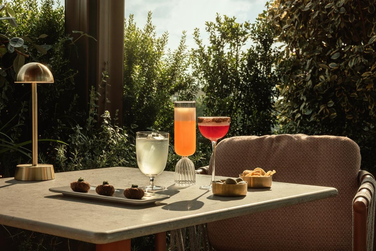 Aperitivo in terrazza a Milano: i 10 rooftop dove la miscelazione vola alto, dall’Americano alla kombucha al Dirty Martini di Torre Prada