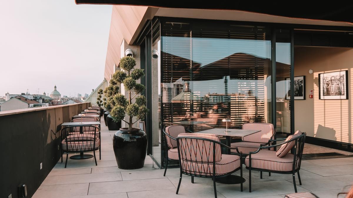Aperitivo in terrazza a Milano: i 10 rooftop dove la miscelazione vola alto, dall’Americano alla kombucha al Dirty Martini di Torre Prada