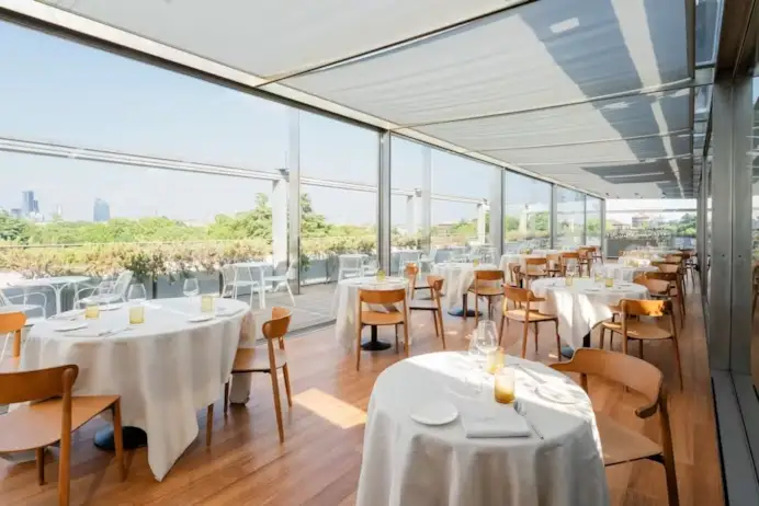 Aperitivo in terrazza a Milano: i 10 rooftop dove la miscelazione vola alto, dall’Americano alla kombucha al Dirty Martini di Torre Prada