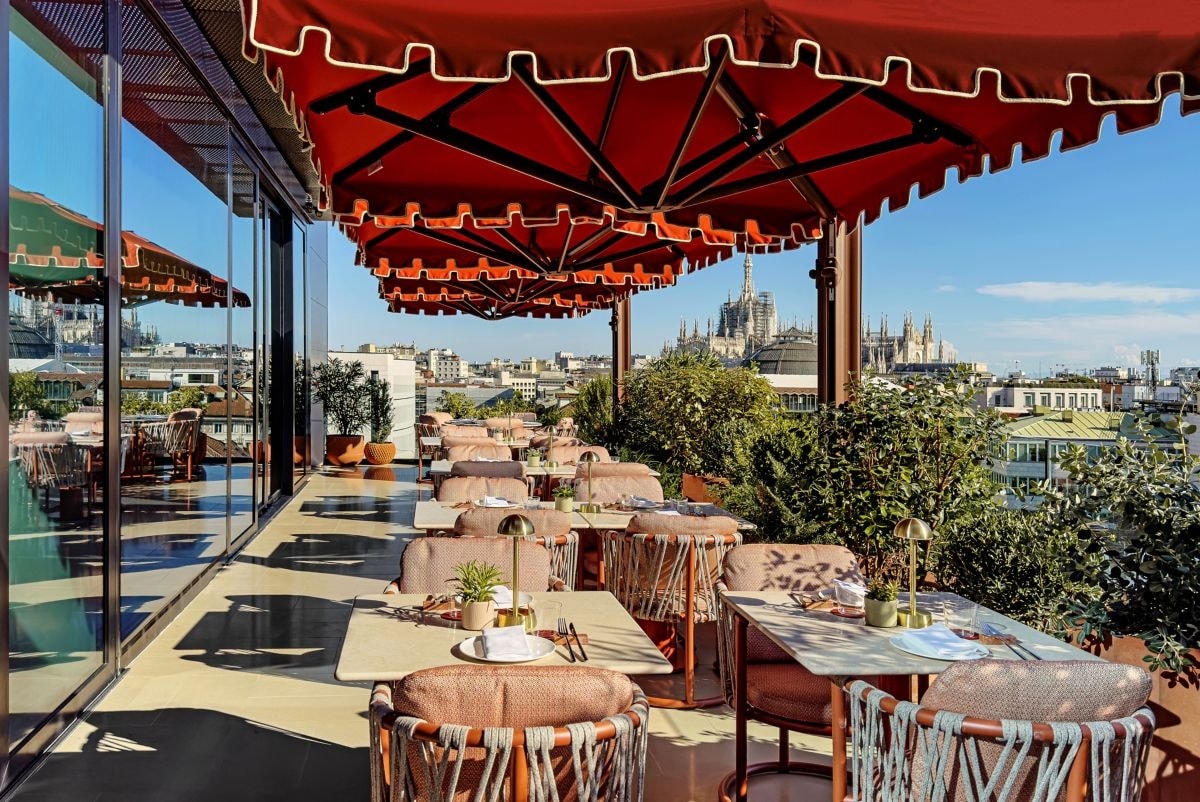 Aperitivo in terrazza a Milano: i 10 rooftop dove la miscelazione vola alto, dall’Americano alla kombucha al Dirty Martini di Torre Prada