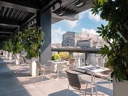 Aperitivo in terrazza a Milano: i 10 rooftop dove la miscelazione vola alto, dall’Americano alla kombucha al Dirty Martini di Torre Prada