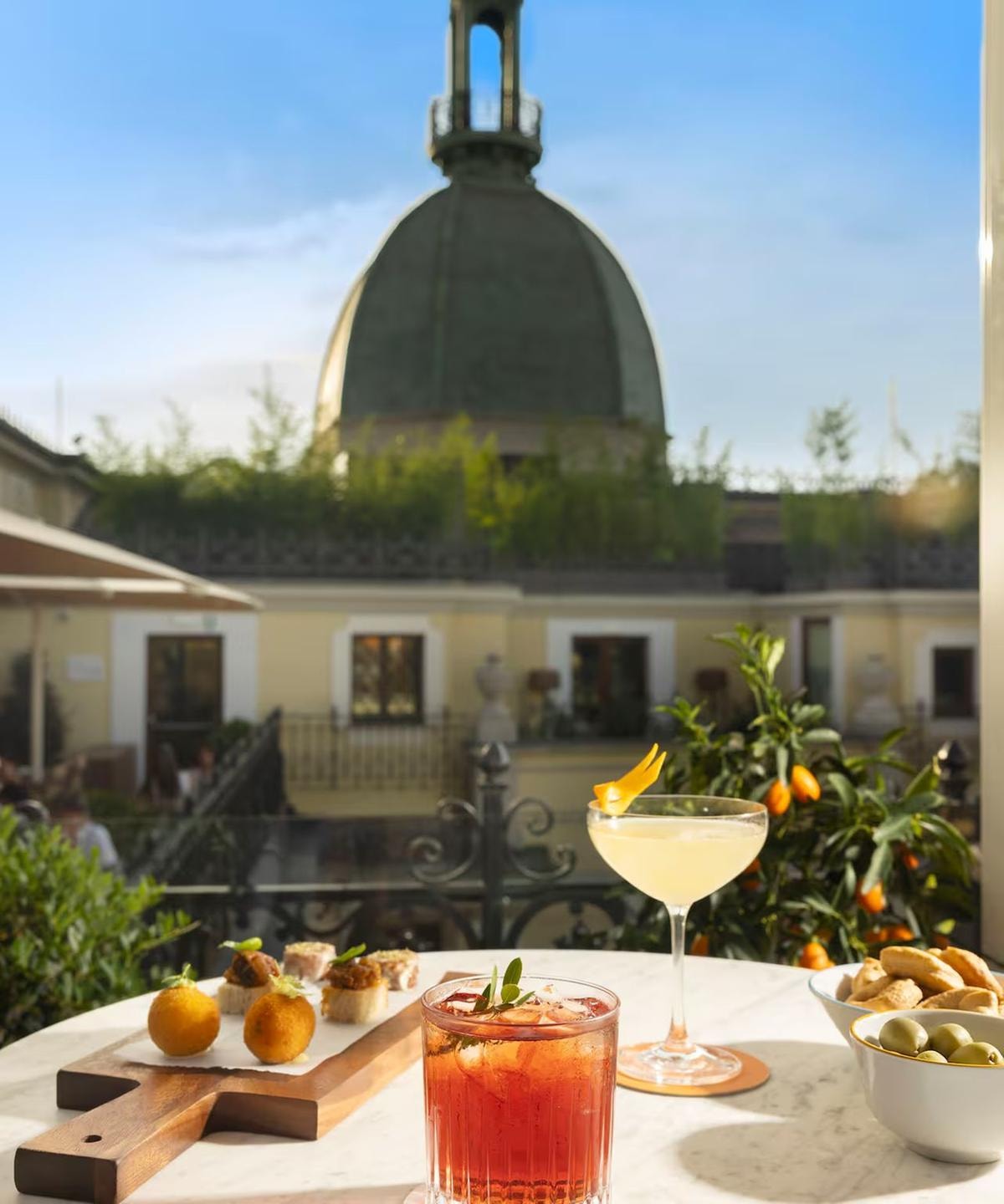 Aperitivo in terrazza a Milano: i 10 rooftop dove la miscelazione vola alto, dall’Americano alla kombucha al Dirty Martini di Torre Prada
