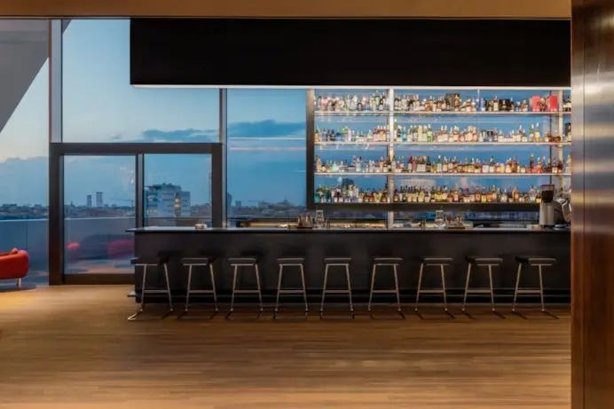 Aperitivo in terrazza a Milano: i 10 rooftop dove la miscelazione vola alto, dall’Americano alla kombucha al Dirty Martini di Torre Prada