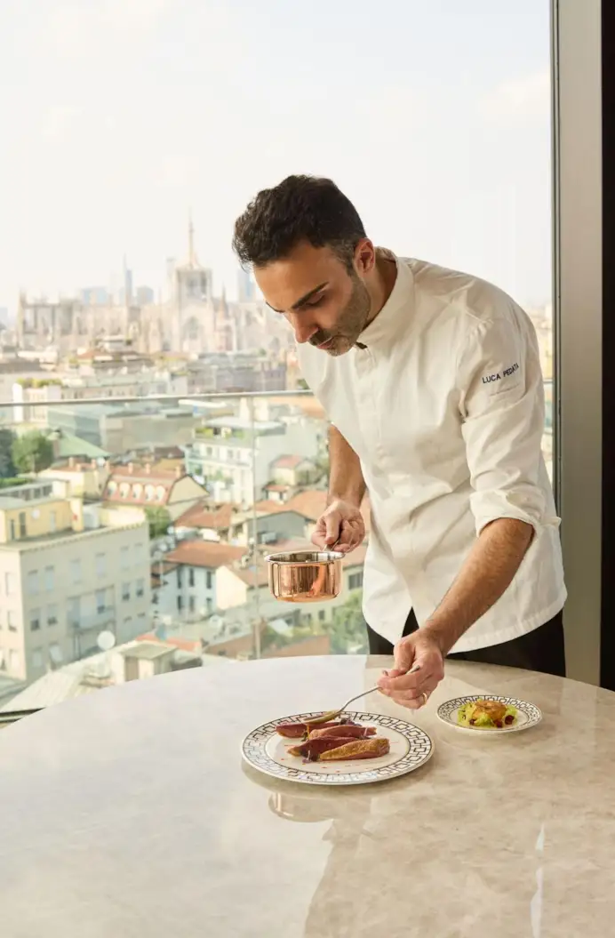 Lo chef Luca Pedata mentre prepara il Piccione alla diavola.