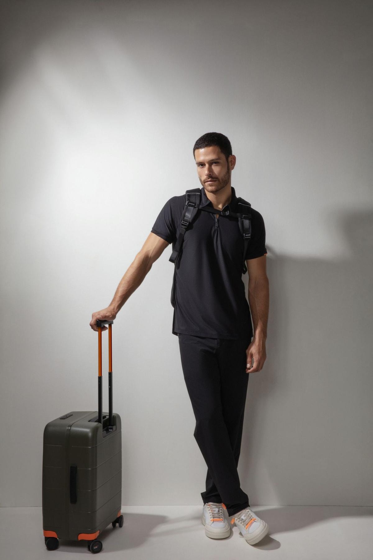 Il kit del viaggiatore contemporaneo: trolley, zaino e poncho, nato dalla partnership tra Suns e MiaMily.