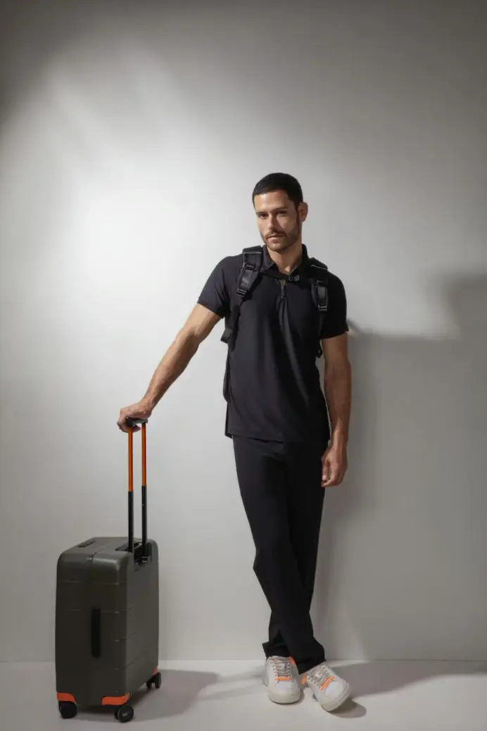 Il kit del viaggiatore contemporaneo: trolley, zaino e poncho, nato dalla partnership tra Suns e MiaMily.