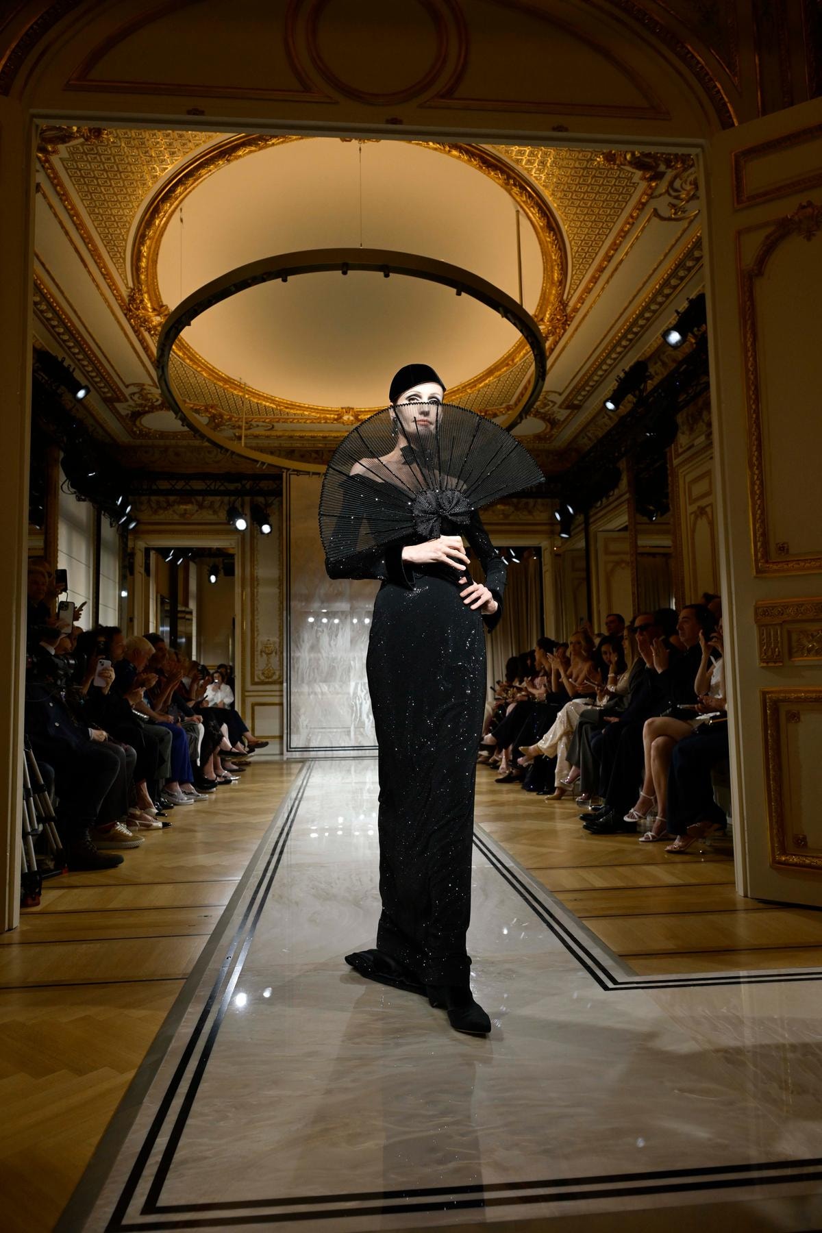 Un look Armani Privé haute couture autunno-inverno 2025/26 (ph Francesc Ten/MFF)