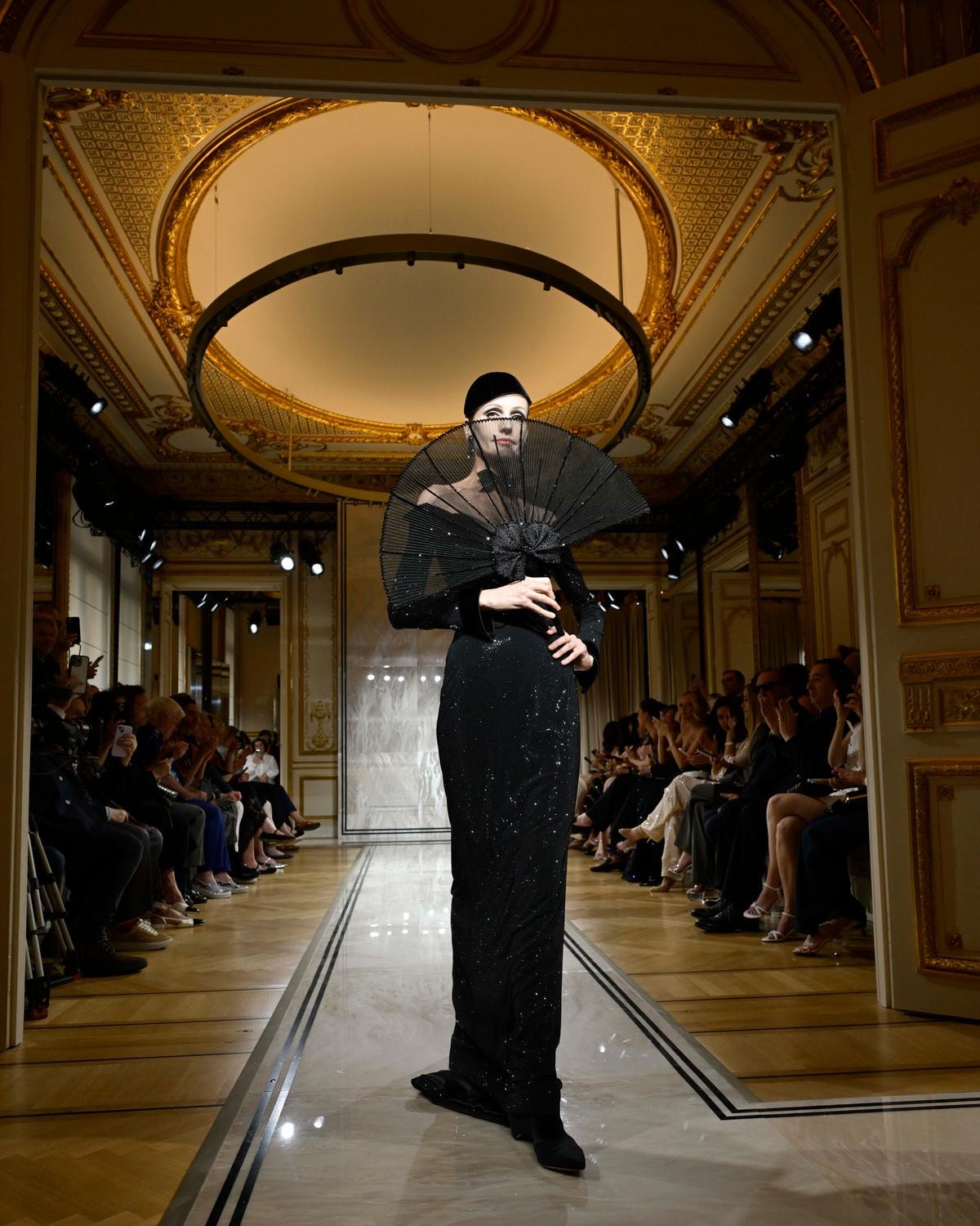 Un look Armani Privé haute couture autunno-inverno 2025/26 (ph Francesc Ten/MFF)