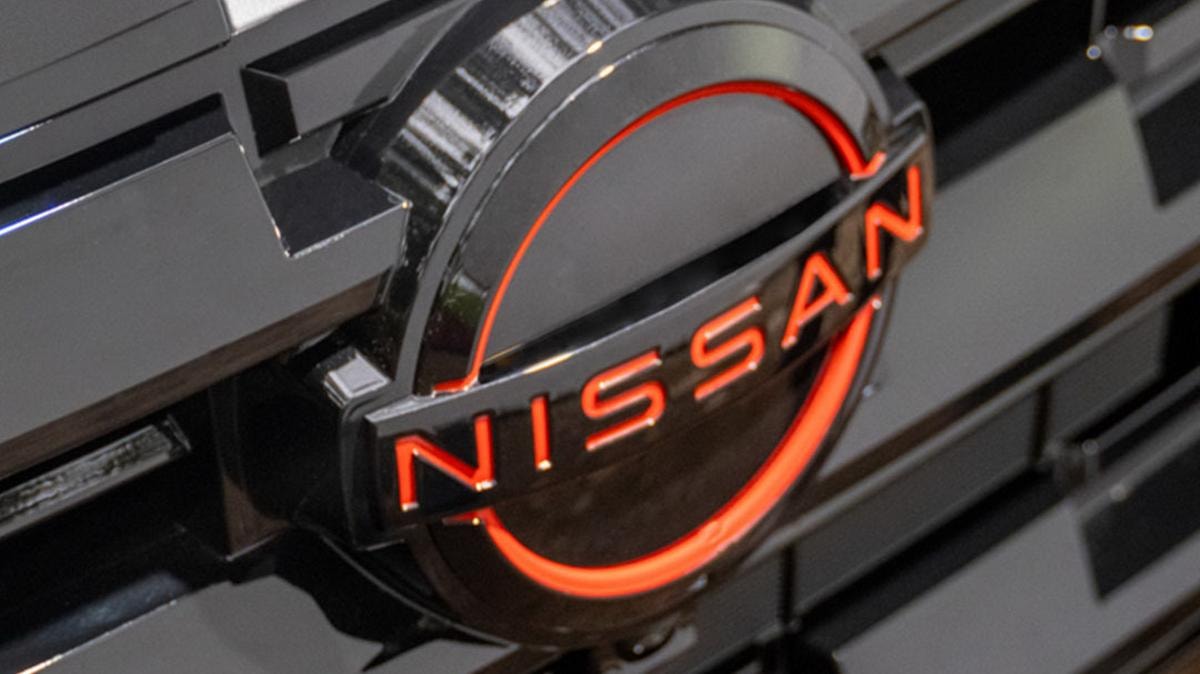 Nissan rinvia la produzione di auto elettriche negli Usa di un anno: pesa la fine degli incentivi fiscali voluta da Trump