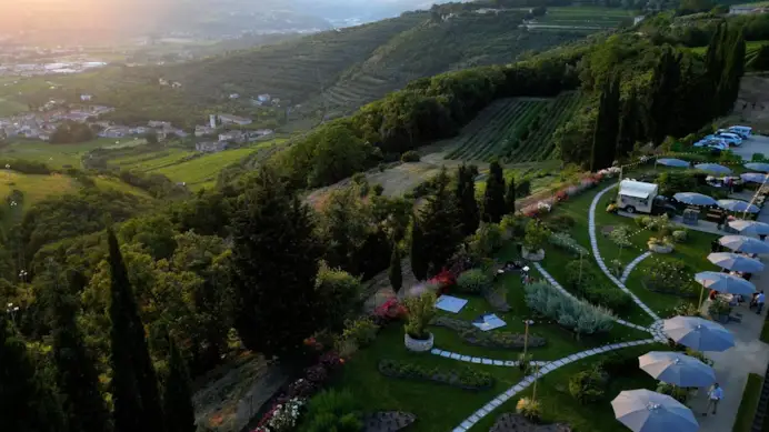 Erbe, miele, vino e stelle: come nasce un ecosistema agricolo che cura anche l’anima