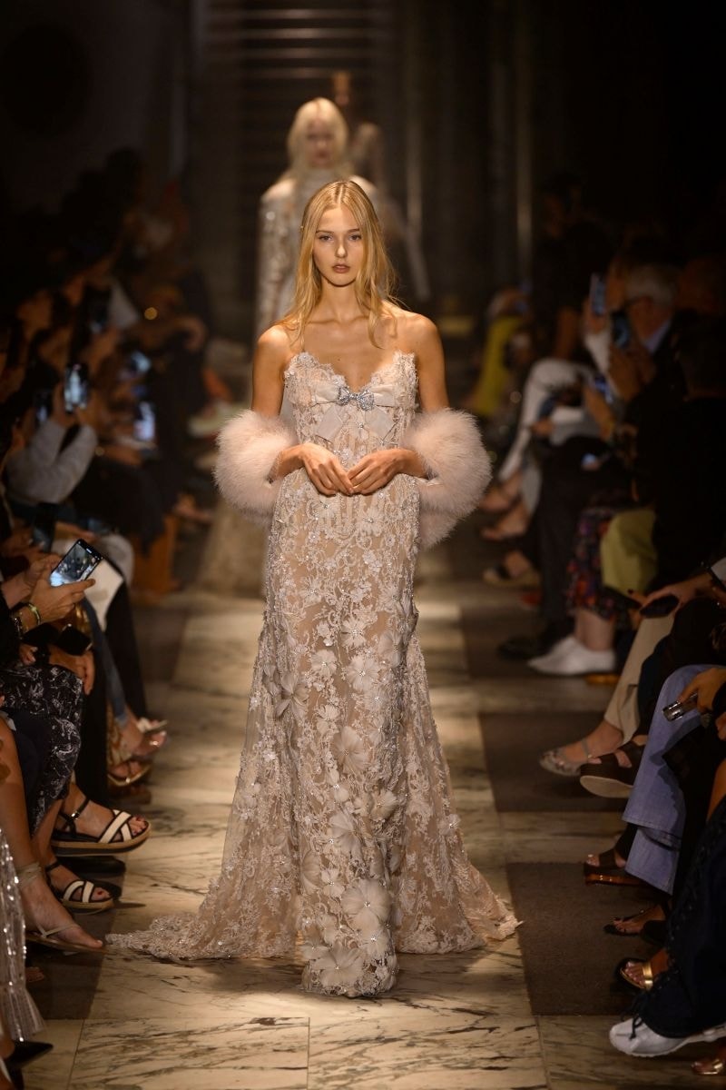 Un look Elie Saab haute couture autunno-inverno 2025/26 (ph Francesc Ten/MFF)