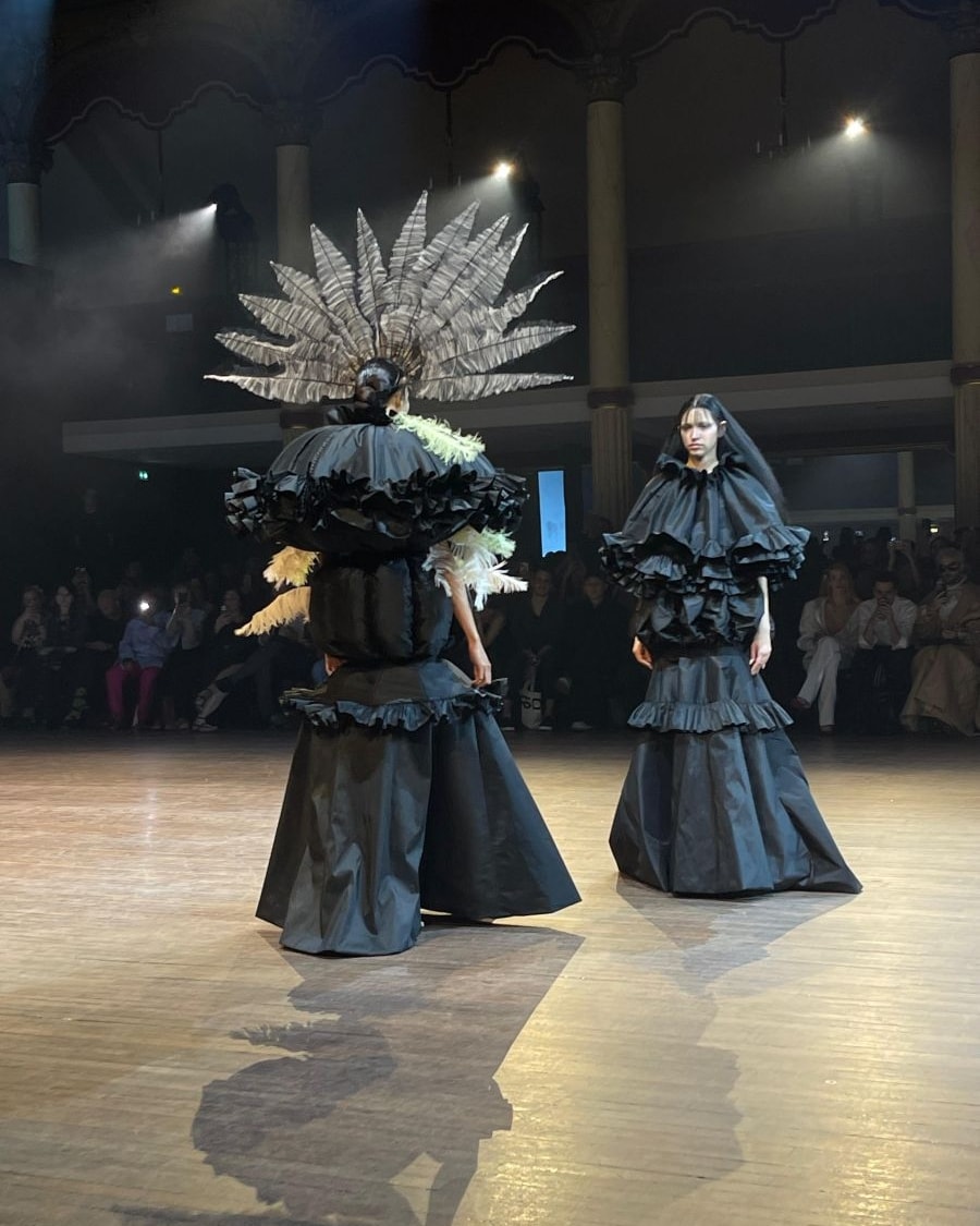 Un momento della sfilata Viktor&Rolf haute couture autunno-inverno 2025/26 (ph Stefano Roncato)