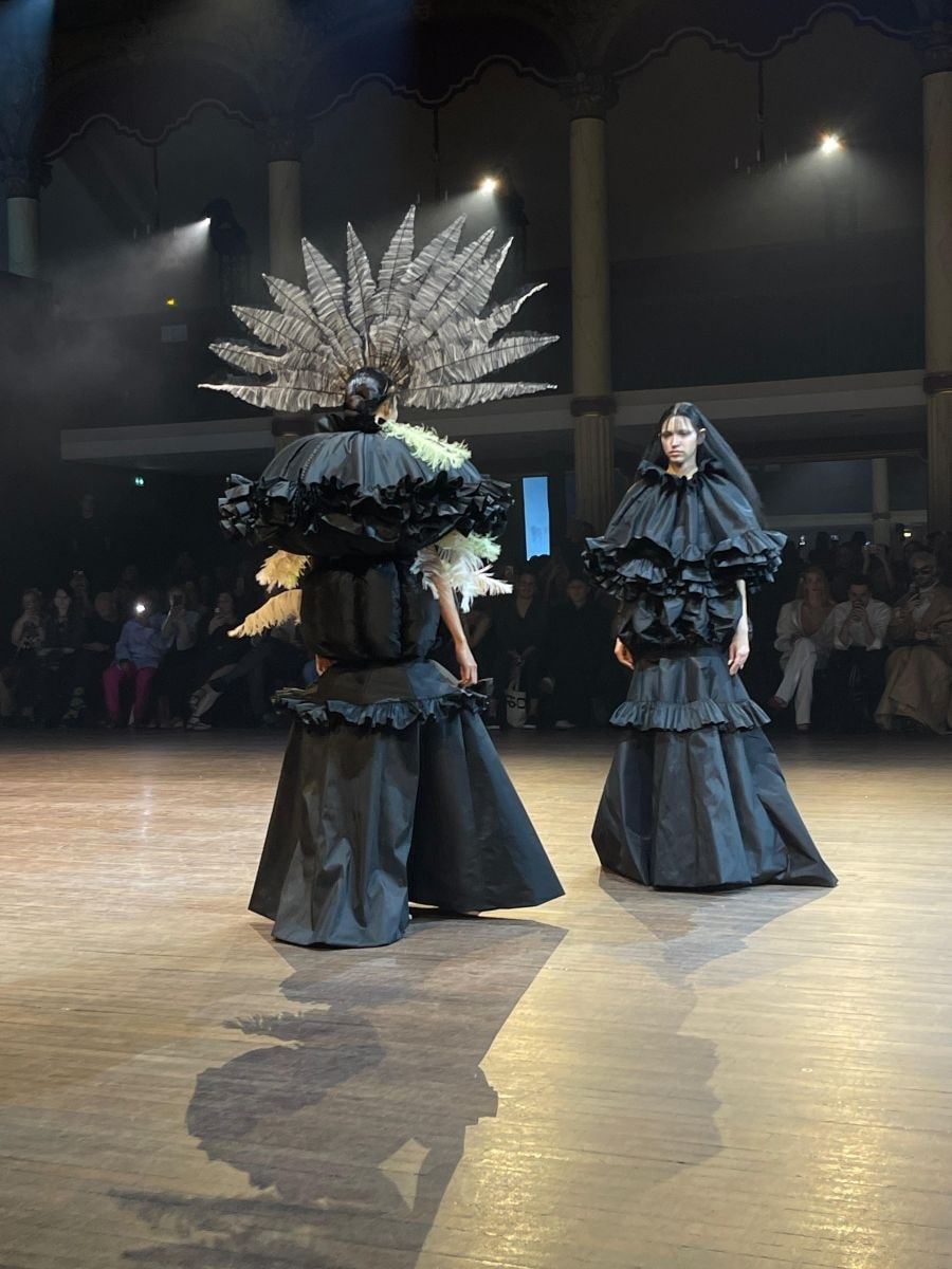 Un momento della sfilata Viktor&Rolf haute couture autunno-inverno 2025/26 (ph Stefano Roncato)