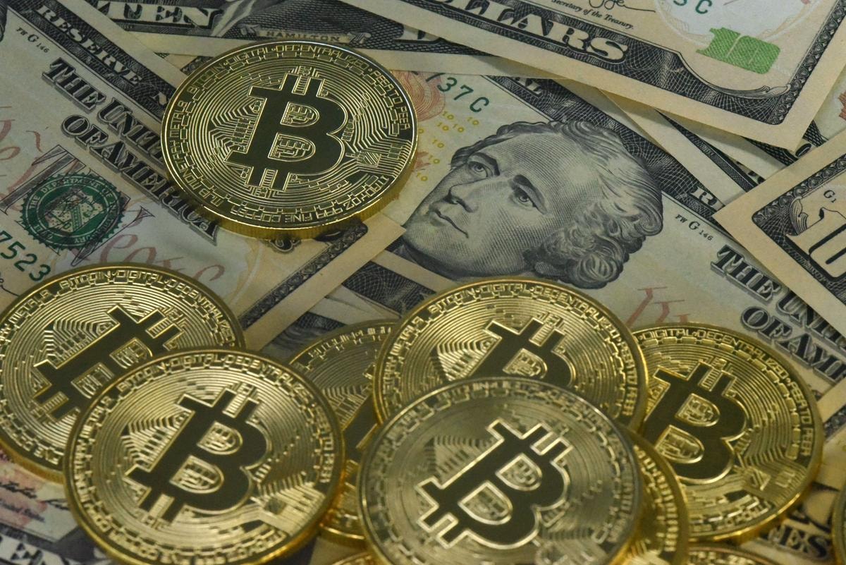 Oro, Bitcoin e Cina come alternativa al dollaro debole